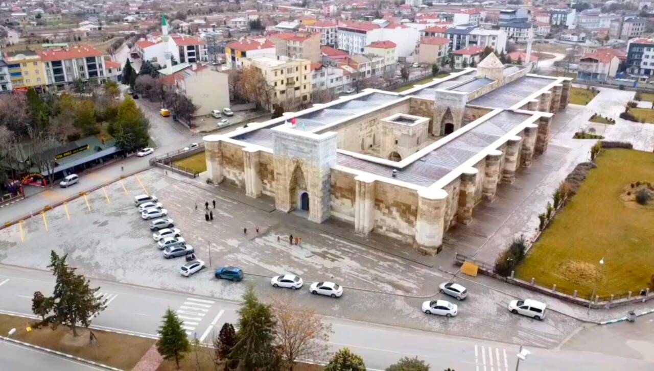 Anadolu Selçuklu Sultanı Alaaddin Keykubat tarafından İpek Yolu üzerinde, hem