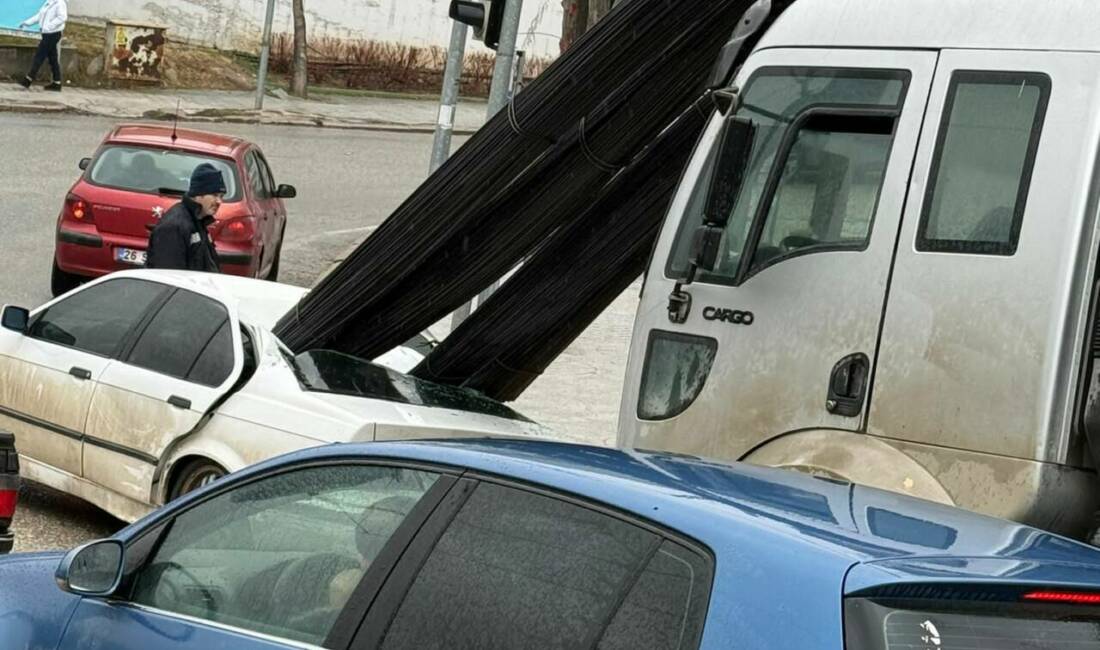 Eskişehir'in Odunpazarı ilçesinde fren yapan kamyonunun dorsesinde taşıdığı inşaat demirler,