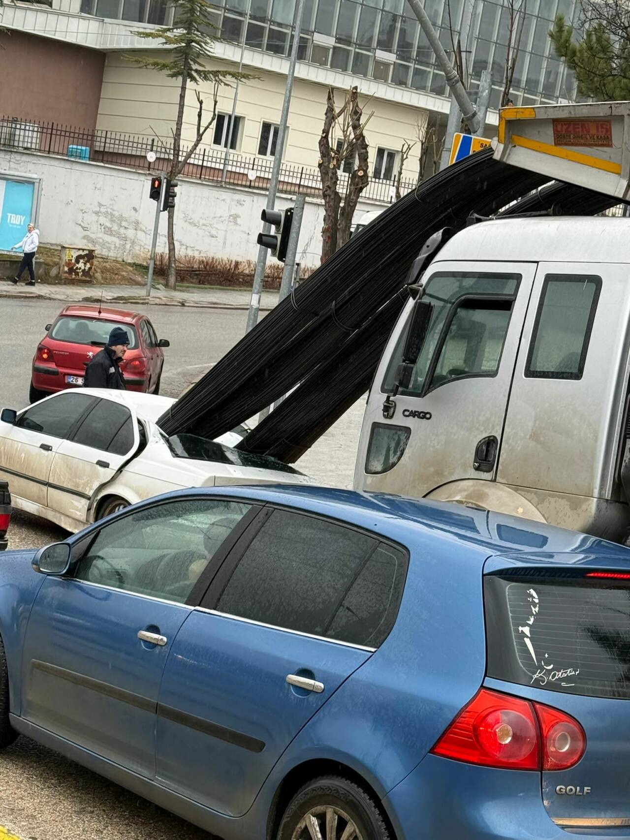 Eskişehir'in Odunpazarı ilçesinde fren yapan kamyonunun dorsesinde taşıdığı inşaat demirler,