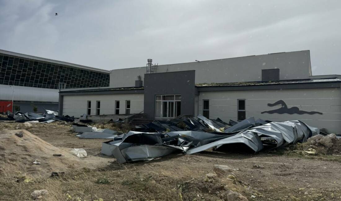Kentte öğlen saatlerinde başlayan şiddetli rüzgar nedeniyle Şeyh Edebali Mahallesi'ndeki