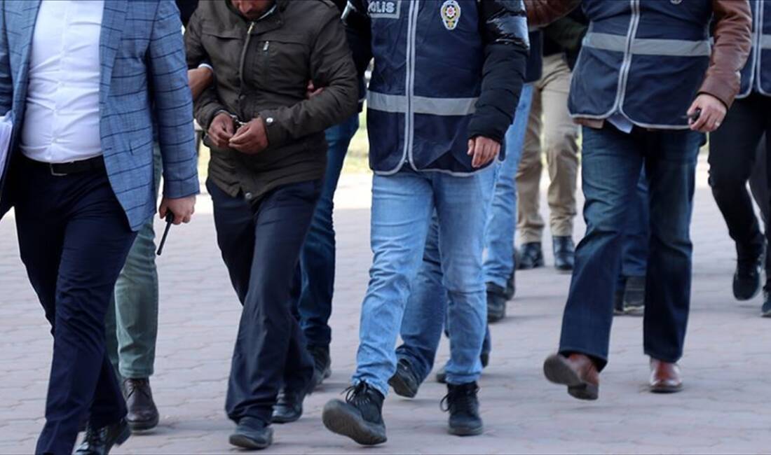 Adana'nın merkez Yüreğir ilçesindeki bir kuyumcudan 4 altın bileziği gasbeden