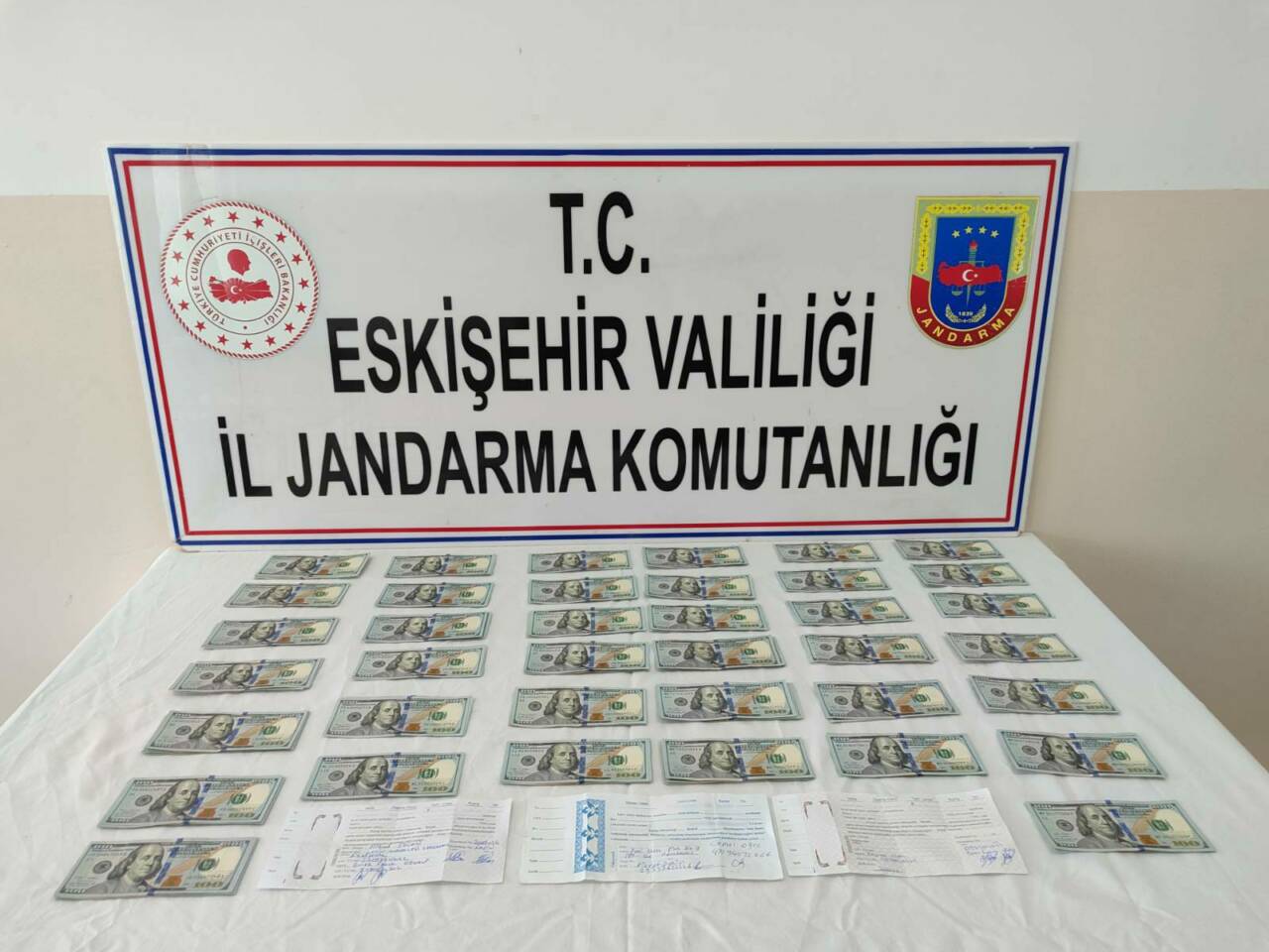 Eskişehir'in Sarıcakaya ilçesinde jandarma ekiplerince düzenlenen tefecilik operasyonunda bir zanlı