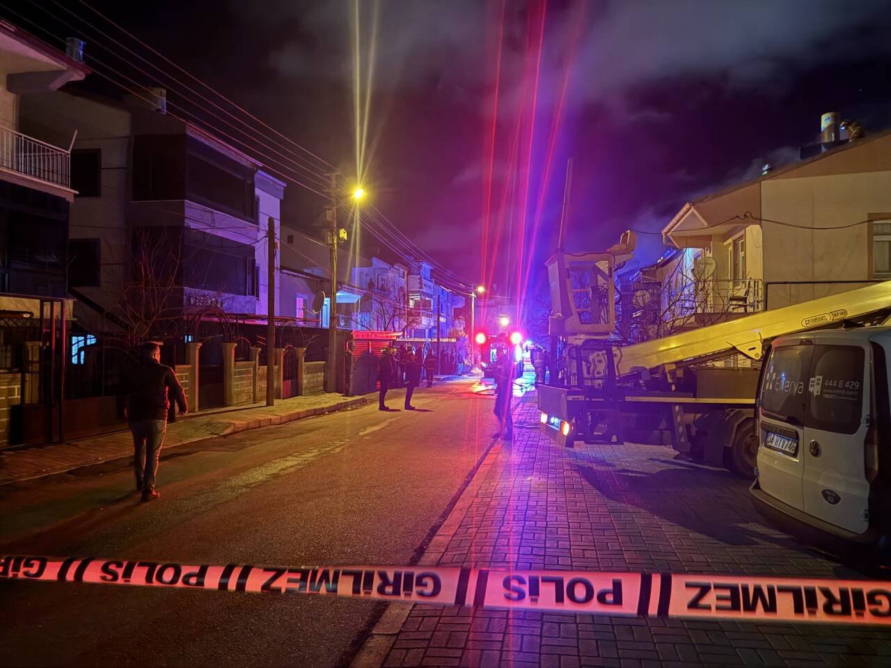 Karaman'da evin çatısında çıkan yangın, itfaiye ekiplerince söndürüldü.