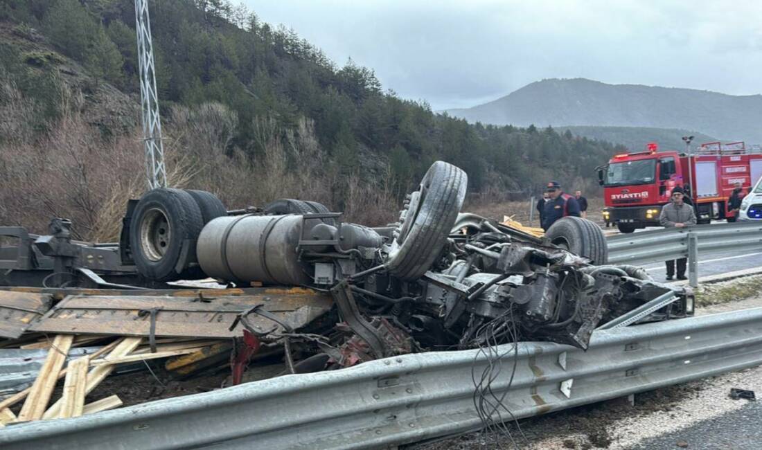 Çankırı'da şarampole devrilen tırın sürücüsü öldü.