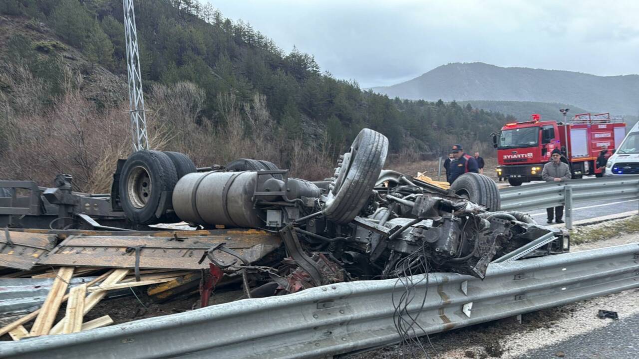 Çankırı'da şarampole devrilen tırın sürücüsü öldü.