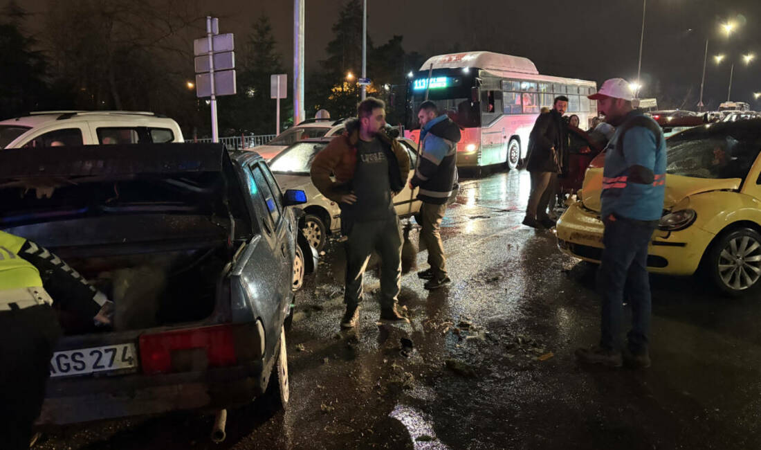  Kayseri'de bir otomobilin karşı yola geçerek 5 araca çarptığı kazada