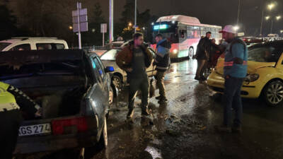  Kayseri'de bir otomobilin karşı yola geçerek 5 araca çarptığı kazada