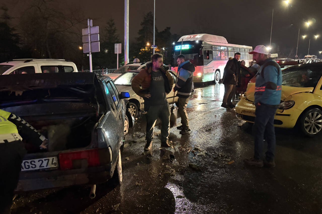  Kayseri'de bir otomobilin karşı yola geçerek 5 araca çarptığı kazada