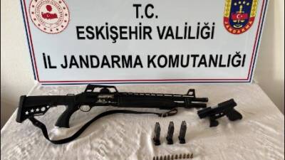Eskişehir'in Tepebaşı ilçesinde silah ticareti operasyonunda bir şüpheli gözaltına alındı.