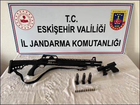 Eskişehir'in Tepebaşı ilçesinde silah ticareti operasyonunda bir şüpheli gözaltına alındı.
