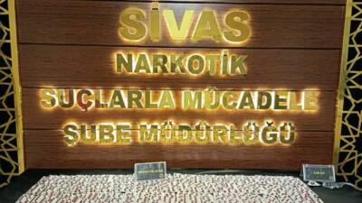Sivas'ta polis ekiplerince düzenlenen uyuşturucu operasyonunda gözaltına alınan 4 zanlıdan