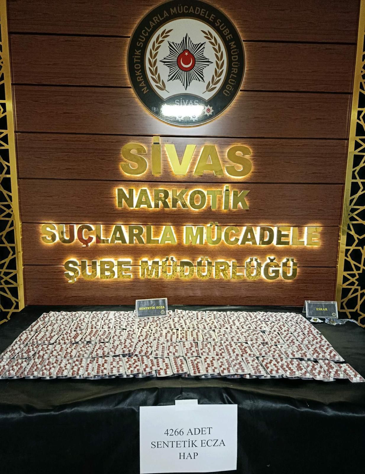 Sivas'ta polis ekiplerince düzenlenen uyuşturucu operasyonunda gözaltına alınan 4 zanlıdan