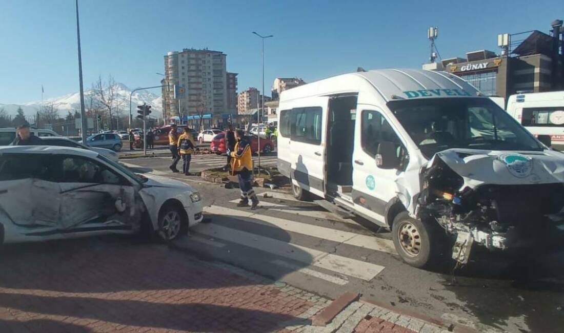 Kayseri'nin Melikgazi ilçesinde minibüs ile otomobilin çarpışması sonucu 14 kişi