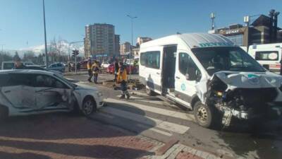 Kayseri'nin Melikgazi ilçesinde minibüs ile otomobilin çarpışması sonucu 14 kişi