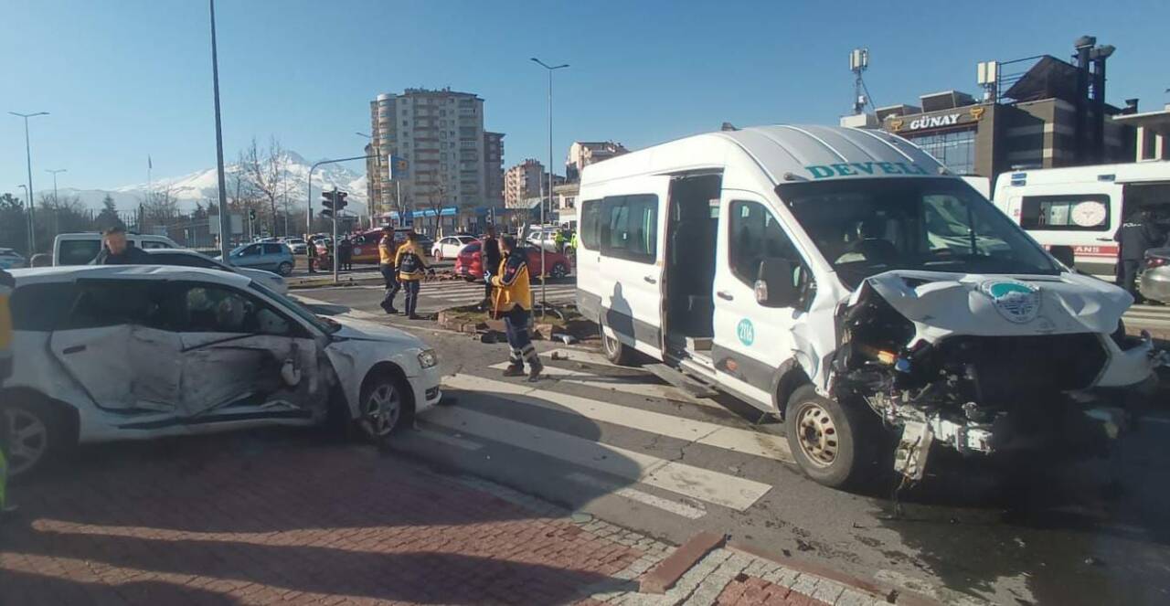 Kayseri'nin Melikgazi ilçesinde minibüs ile otomobilin çarpışması sonucu 14 kişi