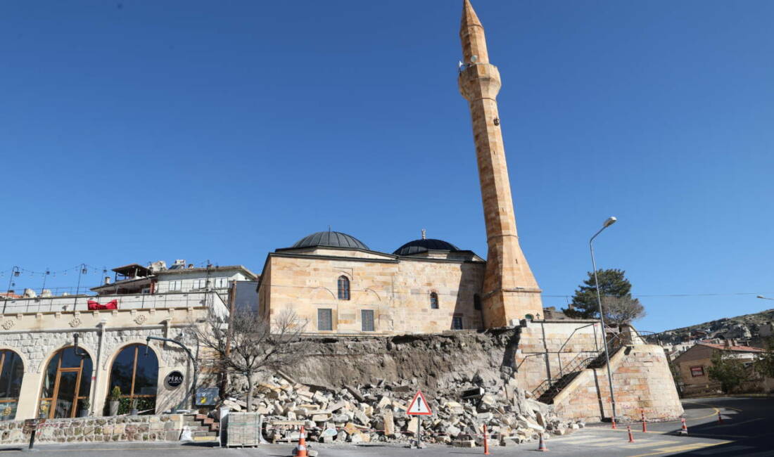 Nevşehir'in Nar beldesindeki tarihi Nar Camii Kebir'in istinat duvarı yıkıldı.