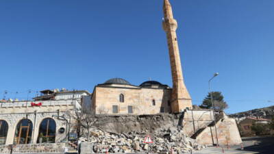 Nevşehir'in Nar beldesindeki tarihi Nar Camii Kebir'in istinat duvarı yıkıldı.