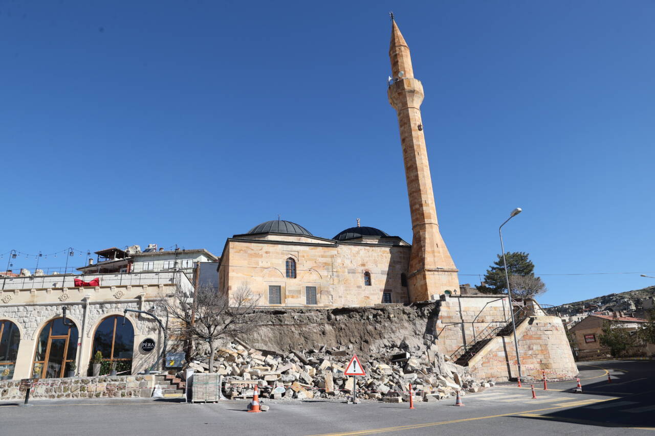 Nevşehir'in Nar beldesindeki tarihi Nar Camii Kebir'in istinat duvarı yıkıldı.