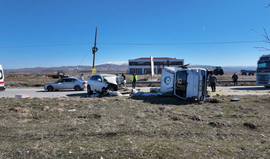 Sivas'ın Gemerek ilçesinde kamyonet, traktör ve otomobilin karıştığı zincirleme trafik
