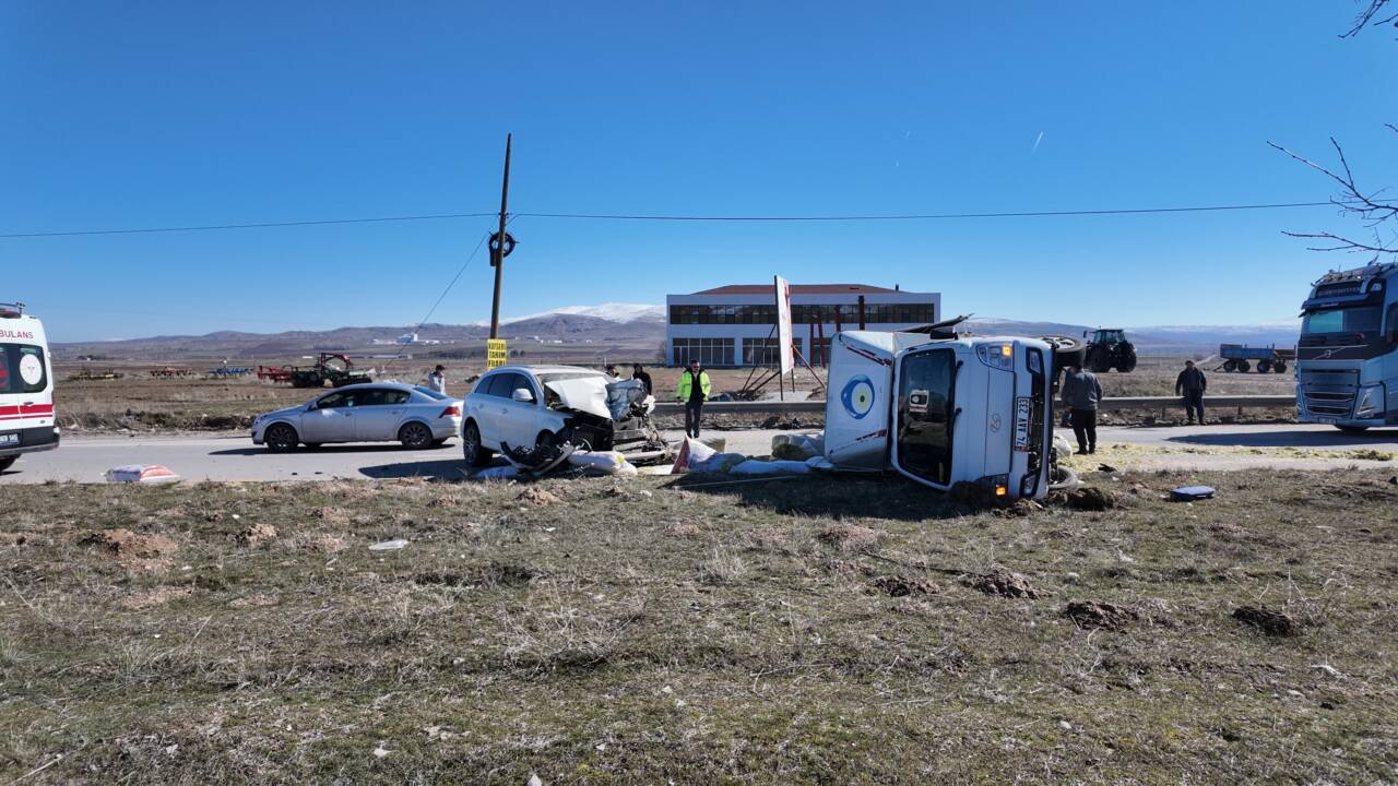 Sivas'ın Gemerek ilçesinde kamyonet, traktör ve otomobilin karıştığı zincirleme trafik