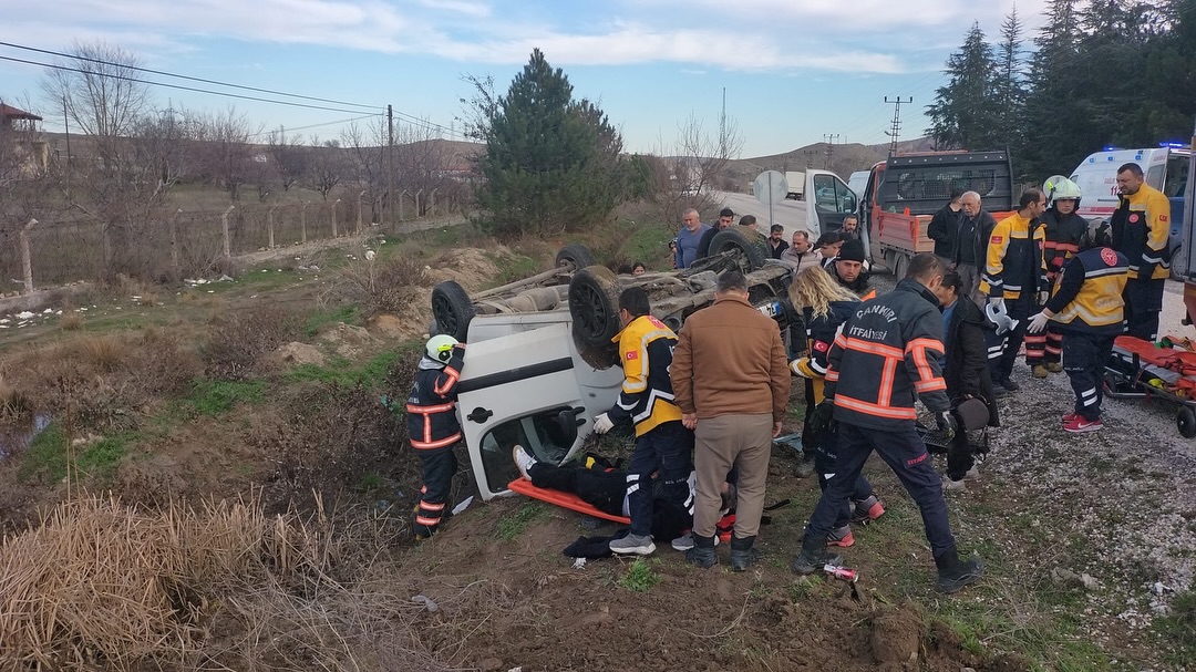 Çankırı'da şarampole devrilen hafif ticari araçtaki 4 kişi yaralandı.