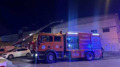 Kayseri'nin Kocasinan ilçesinde et işleme tesisinde çıkan yangın, itfaiye ekiplerince