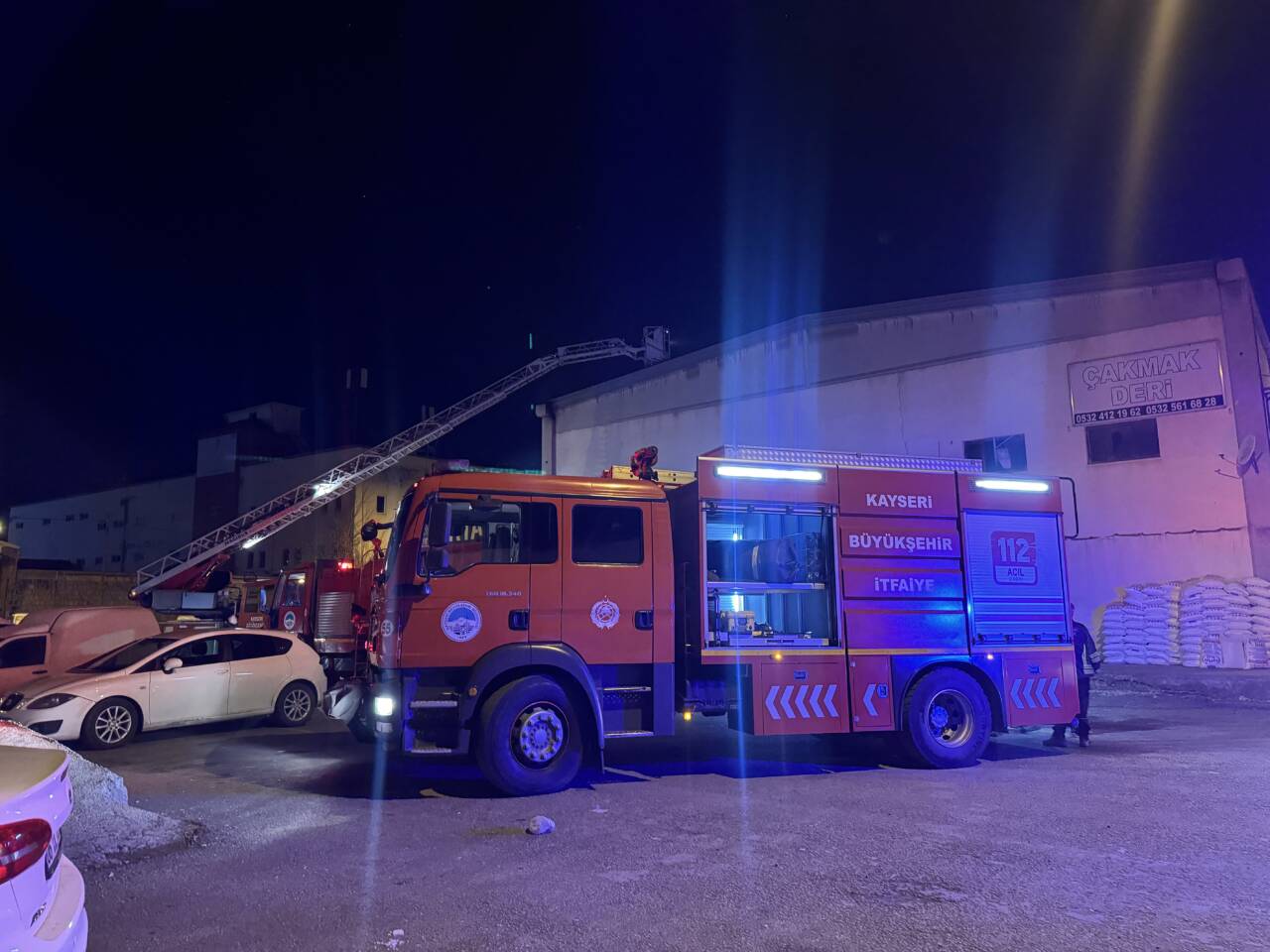Kayseri'nin Kocasinan ilçesinde et işleme tesisinde çıkan yangın, itfaiye ekiplerince