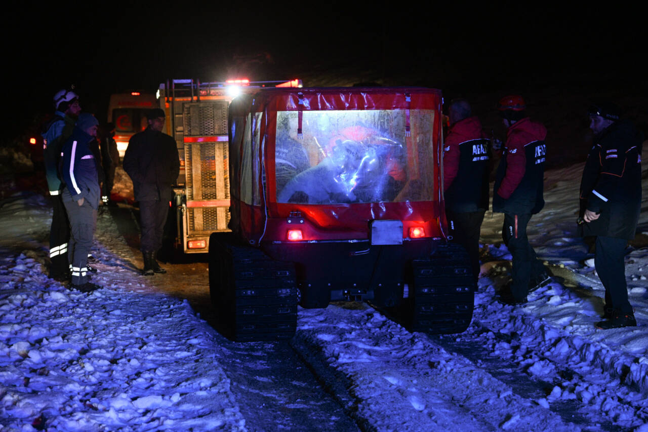 Kayseri'de elektrik arızası için gittikleri arazide mahsur kalan 3 işçi,
