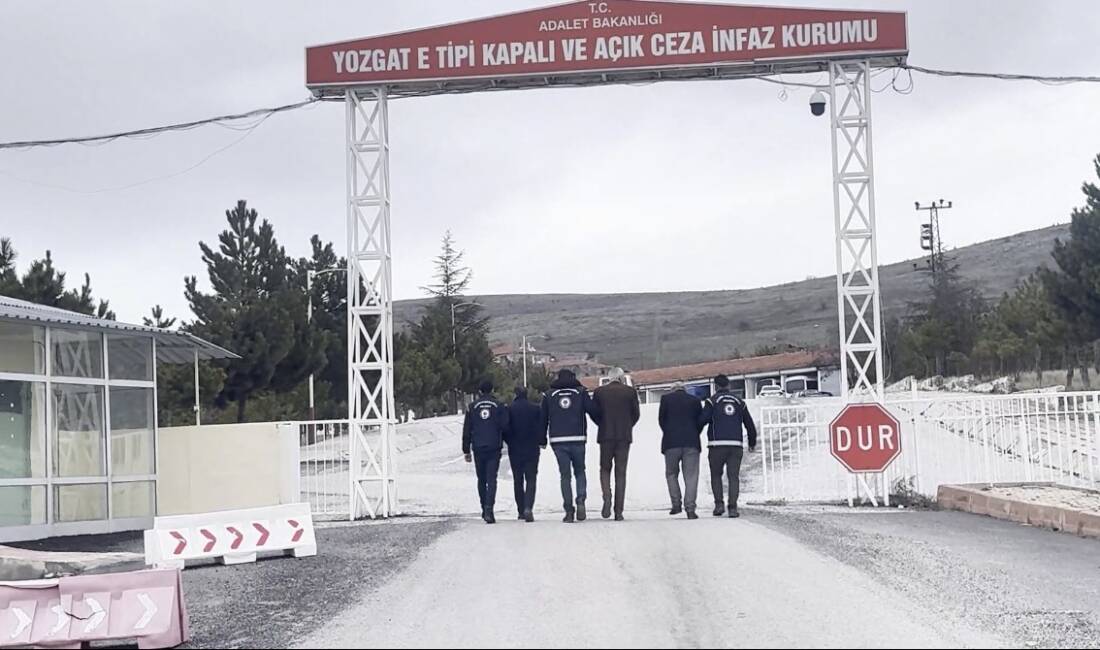 Yozgat'ta göçmen kaçakçılığı yaptıkları iddiasıyla gözaltına alınan 3 zanlı tutuklandı.