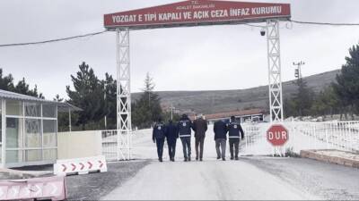 Yozgat'ta göçmen kaçakçılığı yaptıkları iddiasıyla gözaltına alınan 3 zanlı tutuklandı.