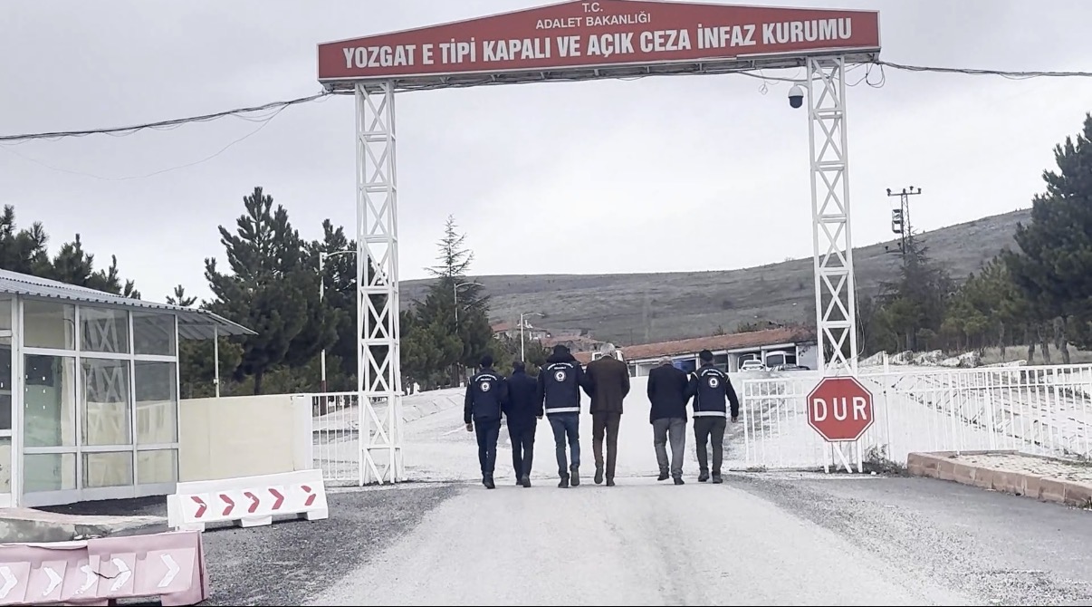 Yozgat'ta göçmen kaçakçılığı yaptıkları iddiasıyla gözaltına alınan 3 zanlı tutuklandı.