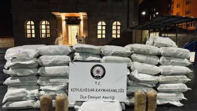 Sivas'ın Koyulhisar ilçesinde 1 ton 337 kilogram gümrük kaçağı kıyılmış