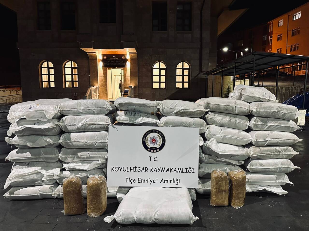 Sivas'ın Koyulhisar ilçesinde 1 ton 337 kilogram gümrük kaçağı kıyılmış