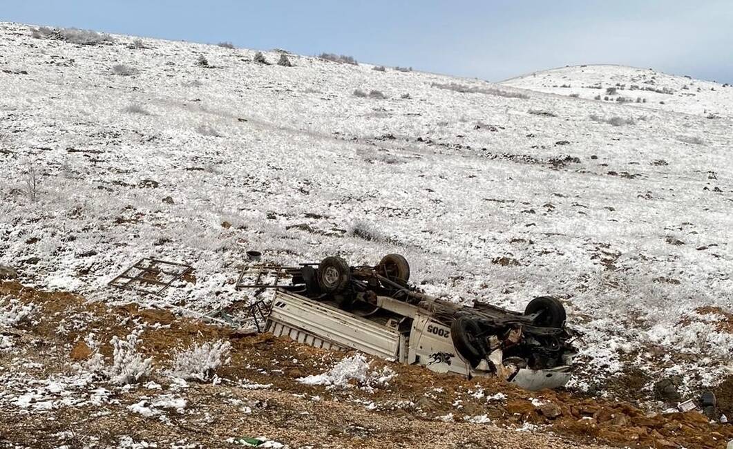 Konya'nın Beyşehir ilçesinde şarampole devrilen kamyonetteki 4 kişi yaralandı.