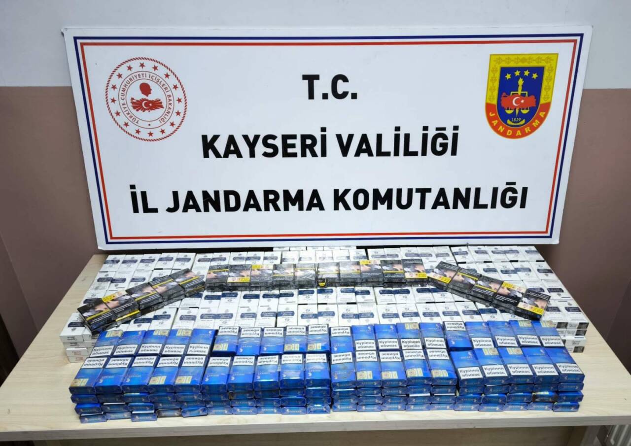 Kayseri'de bir tırda yapılan aramada 619 paket bandrolsüz kaçak sigara