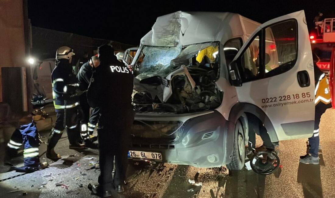 Eskişehir'in Odunpazarı ilçesinde, park halindeki tıra arkadan çarpan minibüsteki 2