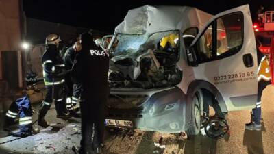 Eskişehir'in Odunpazarı ilçesinde, park halindeki tıra arkadan çarpan minibüsteki 2