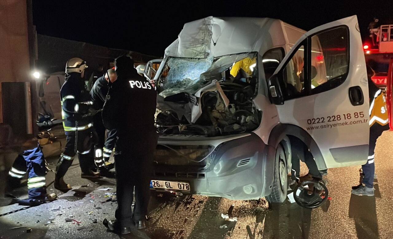 Eskişehir'in Odunpazarı ilçesinde, park halindeki tıra arkadan çarpan minibüsteki 2