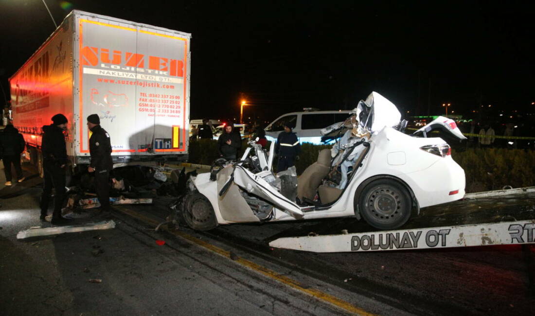Niğde'de tırla çarpışan otomobilin sürücüsü öldü.