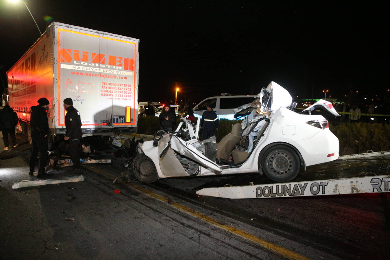 Niğde'de tırla çarpışan otomobilin sürücüsü öldü.