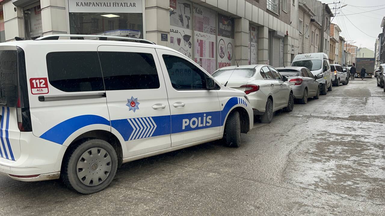 Eskişehir'in Tepebaşı ilçesinde evinin balkonundan düşerek yaralanan kişinin evinde, eşinin