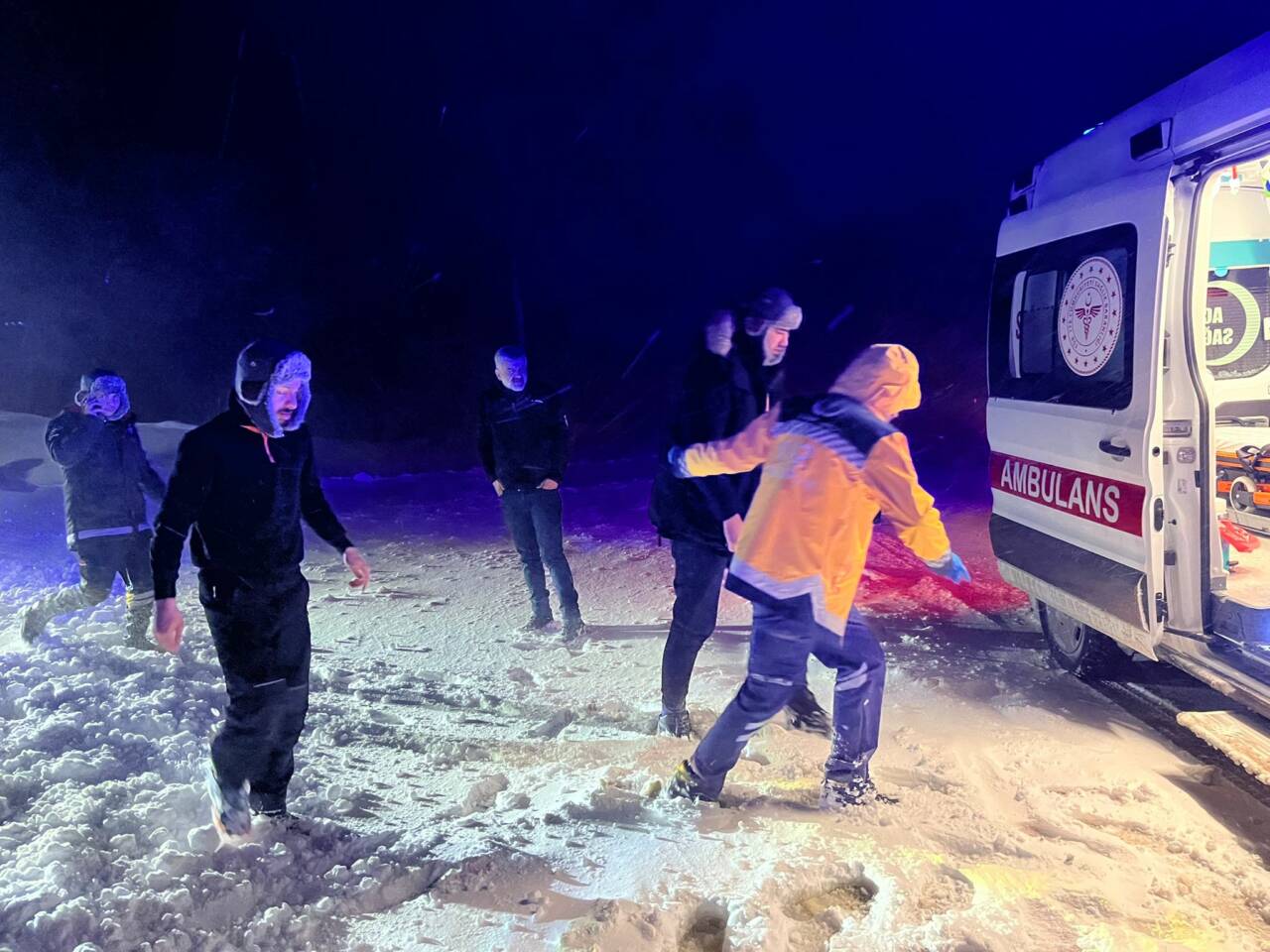 Sivas'ın Gürün ilçesinde kar ve tipi nedeniyle yolda mahsur kalan