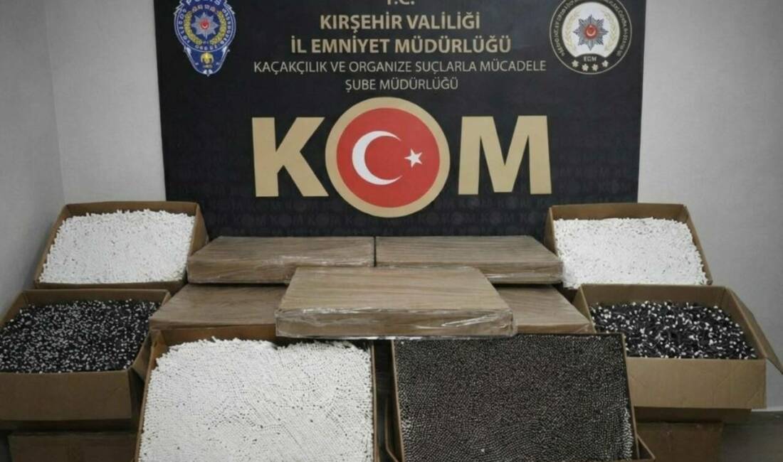 Kırşehir'de düzenlenen kaçakçılık operasyonunda 90 bin dolu makaron ele geçirildi,