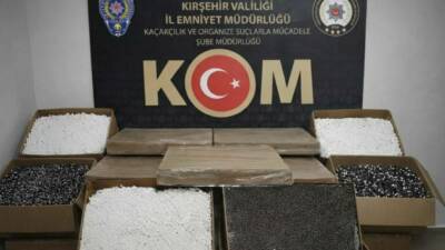 Kırşehir'de düzenlenen kaçakçılık operasyonunda 90 bin dolu makaron ele geçirildi,