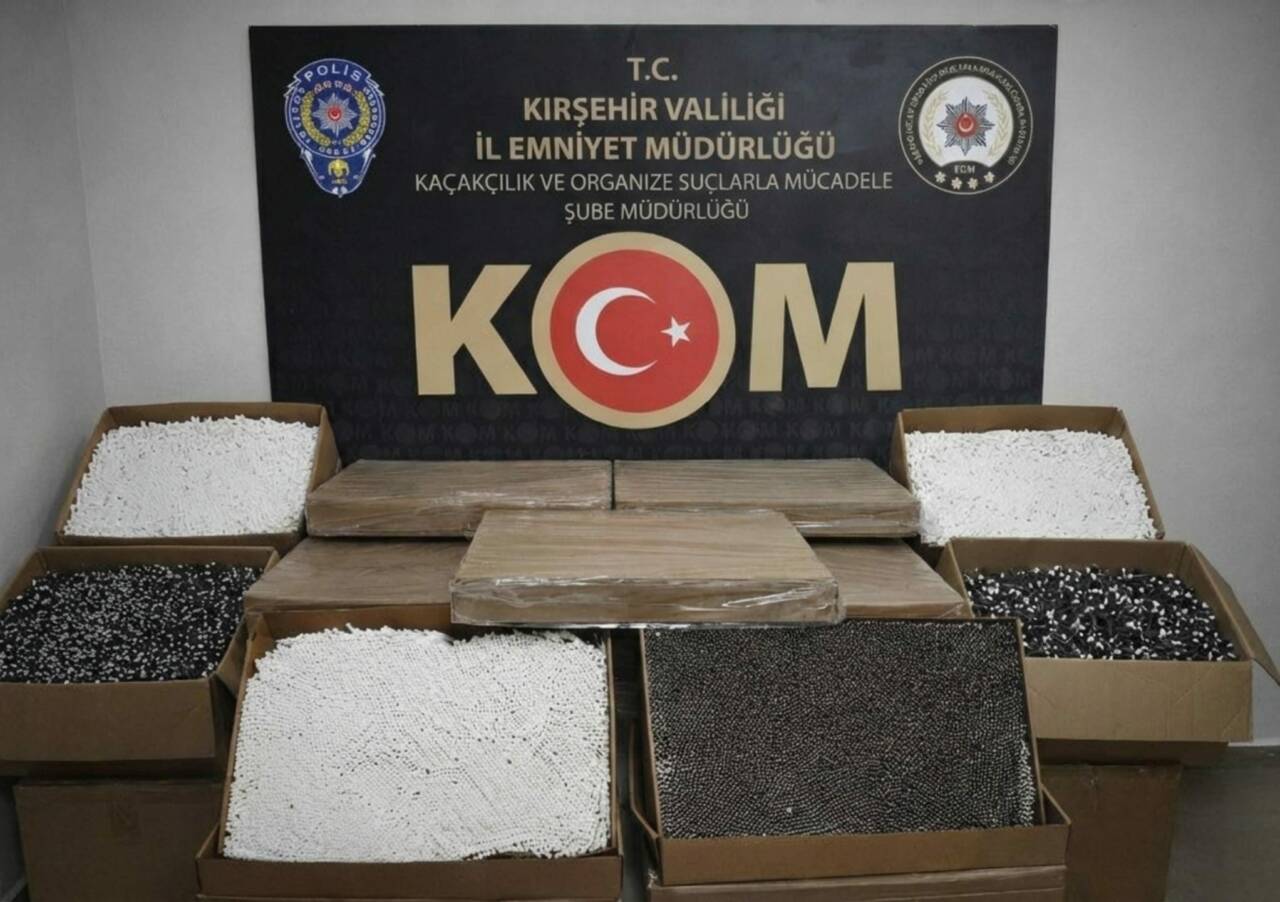 Kırşehir'de düzenlenen kaçakçılık operasyonunda 90 bin dolu makaron ele geçirildi,