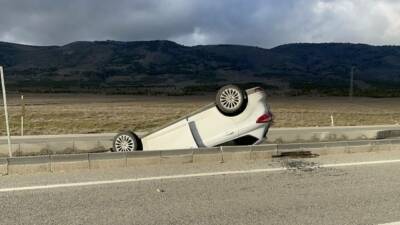Eskişehir'de refüje devrilen otomobildeki 5 kişi yaralandı.