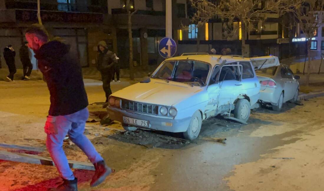 Eskişehir'in Odunpazarı ilçesinde iki otomobilin çarpışması sonucu 4 kişi yaralandı.