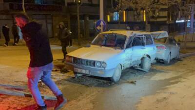 Eskişehir'in Odunpazarı ilçesinde iki otomobilin çarpışması sonucu 4 kişi yaralandı.