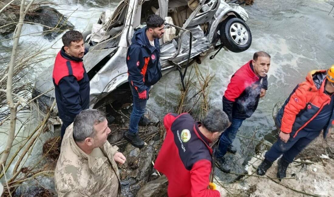 Bitlis'in Güroymak ilçesinde otomobilin uçuruma yuvarlanması sonucu 3 kişi hayatını