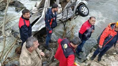 Bitlis'in Güroymak ilçesinde otomobilin uçuruma yuvarlanması sonucu 3 kişi hayatını
